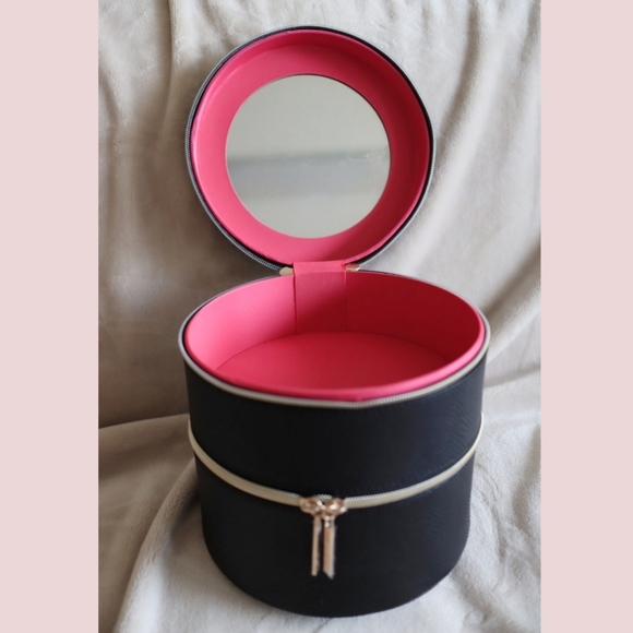 New Lacome Leather Texture Cylinder Makeup Case - Picture 1 of 6